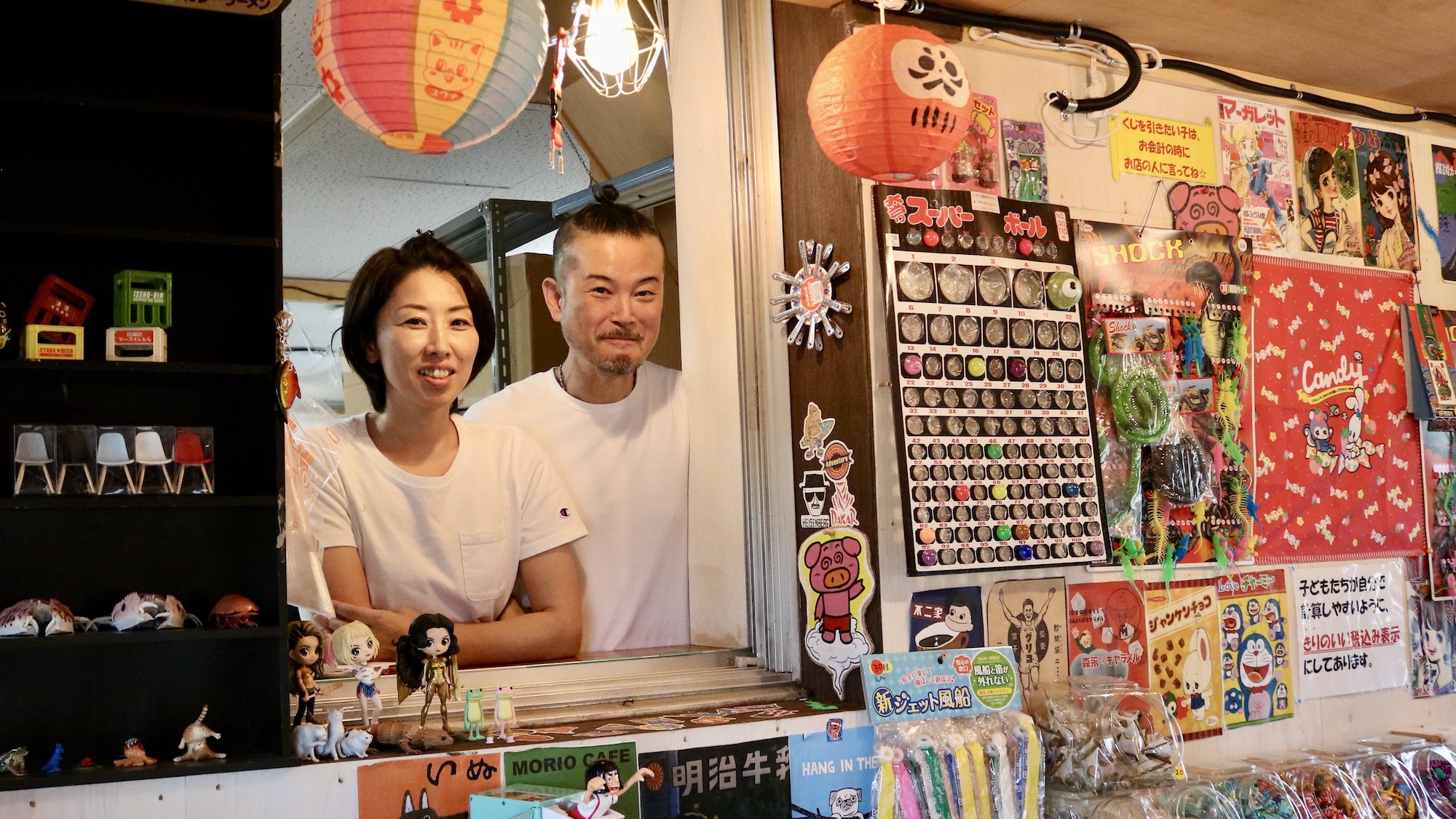 駄菓子屋「ヨウキ」の「陽気」な鈴木夫妻を訪ねて。コロナ禍だからこそ必要な子どもの社交場｜まち肌屋